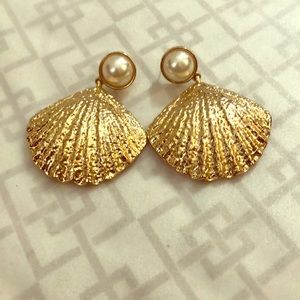 Forever 21 Jewelry - Gold shell shapes earrings with pearl accent Forever 21 Jewelry - Gold shell shapes earrings with pearl accent